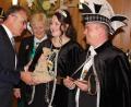 Bild: kro
Bürgermeister Franz Stahl übergibt an das neue Prinzenpaar Sarah I. und Ralph I. den Stadtsäckel und den Stadtschlüssel.