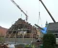 Bild: Portner
Die schweren Bauteile für die Betontreppe gelangen per Kran in das Treppenhaus des künftigen Stadtarchivs.