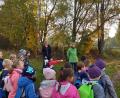 Bild: weu
Viel Spaß hatten die Grundschüler beim Erforschen des Lebensraumes Hecke mit Naturpädagogin Eva Simeth.