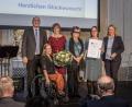 Bild: StMAS/Alexander Göttert
Eduard Freisinger von der Lebenshilfe Amberg-Sulzbach (links) mit weiteren Vertretern des Preisträgers und Staatsministerin Kerstin Schreyer (rechts). Vorne: Laudatorin Anna Schaffelhuber.
