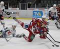 Bild: gb
Packende Szene aus dem ersten Oberpfalzderby, das die Blue Devils (weiße Trikots) am 2. Oktober in Regensburg mit 7:6 nach Penaltyschießen gewannen. Am Sonntag treffen beide Teams in der Weidener Hans-Schröpf-Arena erneut aufeinander. Spielbeginn ist bereits um 16 Uhr.