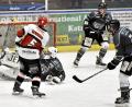 Bild: Hubert Ziegler
Tor für den ESC Vilshofen. An das Spiel im Dezember 2018 gegen die Wölfe erinnert sich der ERSC Amberg – im Bild Torhüter Oliver Engmann, Lukas Salinger (rechts hinten) und Vaclav Benak (rechts) – nur ungern zurück. Das 4:6 war die einzige Heimniederlage der Löwen in der Hauptrunde.