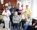 Bild: JOCHEN NEUMANN 
ERBENDORF
Ihren 90. Geburtstag kann Jutta Wagner (sitzend links) feiern. Mit auf dem Bild die Heimbewohner und das Pflegepersonal mit Heimleiter Andreas Wöhrl (stehend zweiter von links), Verwaltungsangestellte Rosi Weiß sowie dritte Bürgermeisterin Sonja Heindl.
