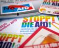 Bild: Sina Schuldt
Symbolbild: Prospekte verschiedener Bündnisse gegen die AfD liegen auf einem Tisch.