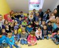 Bild: do
In der Kita Speinshart nimmt die Buch-, Erzähl- und Schriftkultur einen zentralen Stellenwert ein. Diesen Schwerpunkt des pädagogischen Konzepts honorieren der Börsenverein des Deutschen Buchhandels und der Deutsche Bibliothekenverband mit der Auszeichnung des Gemeindekindergartens "Gütesiegel Buchkindergarten". Für das pädagogische Personal und die Ehrengäste Grund genug, diese Würdigung mit allen Kids zu feiern.