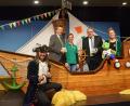 Bild: Kunz
Der Drache Jolinchen mit den Darstellerin und AOK-Direktor Jürgen Spickenreuther (Zweiter von links), Ulrike Rauch (Dritte von links) und Bürgermeister Lothar Höher (Zweiter von rechts).