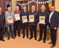 Bild: fjo
Zweiter Bürgermeister Markus Bauriedl (rechts) überreichte mit den beiden Vorsitzenden Martin Wittmann und Hermann Gilch die Urkunden an Josef Glaser, Anton Moll senior, Tobias Stahl, Matthias Schmidt und Thomas Glaser (von links).