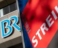 Bild: Sven Hoppe/dpa
Ein Plakat mit der Aufschrift "Streik" und das Logo vom Bayerischen Rundfunk (BR) sind am Funkhaus zu sehen. Die Gewerkschaften Bayerischer Journalisten-Verband (BJV) und Verdi haben zu einem 48-Stunden-Warnstreik in Fernsehen, Rundfunk und Online-Angeboten aufgerufen.