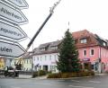 Bild: JOCHEN NEUMANN 
ERBENDORF
Mit einem Kran wurde der Weihnachtsbaum in Position gebracht.
