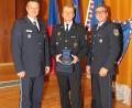 Bild: exb/Tschechische Polizei
Polizeioberrat Christian Kiener (links) nimmt in Pilsen mit Major Pavel Rybar (Mitte) und Erstem Hauptkommissar Markus Leitl (rechts) die Medaille des Polizeipräsidenten der Tschechischen Republik entgegen.