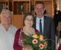 Bild: sm
Ludwig und Christine Kindl (geborene Hausknecht) aus der Franz-Gleißner-Straße 12 feiern Goldene Hochzeit. Bürgermeister Ernst Schicketanz (rechts) gratulierte.