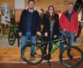 Bild: jr
Vorsitzender Edgar Wenisch, Vorstandsmitglied Julia Wörner und Zweiter Vorsitzender Wolfgang Pötzl (von rechts) vom Konnersreuther Verein „Kopf hoch“ werben für die Weihnachtsverlosung, die an diesem Samstag startet. Der Hauptgewinn ist ein Fahrrad im Wert von 500 Euro.