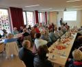 Bild: wec
Bürgermeister Josef Gilch (im Hintergrund, stehend) informierte Senioren aus der Gemeinde über neue und anstehende Entwicklungen, beantwortete Fragen und spendierte Kaffee, Tee und Kuchen in der Aula des DomCom der Grundschule.