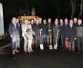 Bild: bsc
Über den Spatenstich in stockfinsterer Nacht zusammen mit der CSU-Kreistagsfraktion sowie Bürgern des Ortsteils Herzogöd und den Fuchsmühler Markträten freuten sich Fuchsmühls Bürgermeister Wolfgang Braun (Bildmitte), Kreisheimatpflegerin Maria-Magdalena Stöckert (Zweite von links) sowie Wiesaus Bürgermeister Toni Dutz und Marianne Köllner vom Ortsteil Herzogöd. Bis Weihnachten soll das Objekt fertiggestellt sein. Die Mitglieder der CSU-Kreistagsfraktion wünschten der Baumaßnahme viel Erfolg.