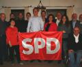 Bild: fpoz
Zuversichtlich und motiviert zieht die SPD in den Kommunalwahlkampf 2020. Im Bild von links Gerhard Greger, Tanja Burger, Florian Dick, Jürgen Ranft, Felix Gärtner, Bürgermeisterkandidat Ulrik Katholing, Heiko Marx, Bürgermeisterin Friederike Sonnemann, Stefan Niedermeier, Barbara Diener, Helmut Langer, Günter Raithel und Arnold Käs.