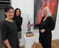 Bild: adj
Marthe M.Leithenmayr (rechts) erläutert Bürgermeisterin Tanja Schiffmann und Museumsleiterin Regina Kiermeir (von links) die Verbindung zwischen dem Wächter und dem Feuer des Vulkans (Gemälde).