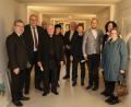 Bild: Roland Wellenhoefer
Direktor Manfred Strigl (links) begrüßt zur Vernissage der Ausstellung "Gratwanderung" neben Bezirkstagsvizepräsidenten Lothar Höher (Zweiter von links) auch den Altbischof von Würzburg und Kunstexperten Dr. Friedhelm Hofmann (Vierter von links)..