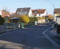 Bild: du
Der Abschnitt der Blütenstraße zwischen Rosenweg und Einmündung Ginsterweg könnte wegen des angrenzenden Kinderspielplatzes (links) alternativ als "verkehrsberuhigter Bereich" ausgebaut werden, lautete ein Vorschlag.