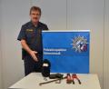 Bild: dob
Der Vohenstraußer Dienststellenleiter, Erster Polizeihauptkommissar Martin Zehent, kann die Tatwerkzeuge der beiden Einbrecher präsentieren, die am Donnerstagmorgen gefasst wurden, nachdem sie wieder von einer Tour zurückkehrten.