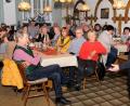 Bild: tu
Brigitte Treger (rechts stehend) im Cafe Enslein beim Fanclubtreffen. Vorne sitzend Altbürgermeister Johann Walbrunn (links) und Kreisrat Max Müllhofer (rechts). Bild: tu