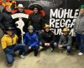 Bild: Uwe Hecht/exb
Närrisch viel Spaß beim Faschingsstreich: Zufällig kamen die „Mühlen Reggae“-Mitglieder zum FPG-Vereinsschild. Bis jetzt vermisste es die Gesellschaft nicht. Doch heute Nachmittag ist Schlüsselübergabe im Rathaus ...