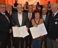 Bild: jr
Geehrt wurden die beiden anwesenden Gründungsmitglieder Konrad Braun und Christa Judas (vorne, Mitte) mit der Ehrennadel des Deutschen Roten Kreuzes für 60 Jahre Mitgliedschaft. Es gratulierten (von links) Bezirksbereitschaftsleiter Dieter Hauenstein, Kreisbereitschaftsleiter Christian Stahl, Kreisvorsitzender Franz Stahl, stellvertretender Landrat Alfred Scheidler und BRK-Bereitschaftsleiter Hugo Hofmann.