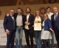 Bild: Bischof &amp; Broel
Über Gold für ihr Festbier freuen sich Alwin und Barbara Märkl (Zweiter von links und Vierte von rechts) mit Sohn Max (Zweiter von rechts), Braumeister Michael Pfeiffer (Dritter von links) und Brauerin Maria Aschenbach (Dritte von rechts). Die Präsidenten des Landesverbands, Georg Rittmayer (links), und des Bundesverbands, Detlef Projahn (rechts), beglückwünschen die Freudenberger.