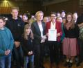 Bild: Hirsch
Ministerialbeauftragte Mathilde Eichhammer überreichte Direktorin Diana Schmidberger (Mitte) im Beisein der Schüler eine Urkunde für außergewöhnliche außerschulische Aktivitäten.