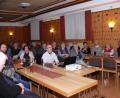 Bild: kgg
Siegfried Steinkohl (Mitte, am Computer) zeigte im Jugendheim 350 Fotos.