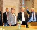 Bild: Harald Frank
Im Speiseraum des Klosters Michelfeld unterhielten sich die Bundestagsabgeordneten Alois Karl (r.) und Patricia Lips (3.v.r.) mit Dr. Otto Hieber, Gerhard Reile und Peter Miltenberger (v.l.) im Oktober letzten Jahres über die bedeutsamen Deckenfresken, die u.a. beim Umbau erhalten werden sollen.