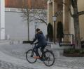 Bild: Wolfgang Steinbacher
Radeln auf der neuen Spur in der Franziskanergasse. In einem Modellversuch wurden hier die Fugen mit Spezialmörtel verfüllt und das Pflaster anschließend noch abgeschliffen.