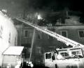 Archivbild: gf
Der Dachstuhl im Nordflügel des Malteserkomplexes brennt Ende Januar 1993 lichterloh. Ein Großaufgebot an Feuerwehrkräften kann die völlige Zerstörung des Gebäudes abwenden, auch ein Übergreifen der Flammen auf den Trakt mit der Provinzialbücherei samt ihrem historischen Bibliothekssaal wird verhindert.
