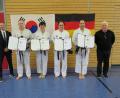 Bild: adj
Prüfer Roland Hofbauer (links) und Trainer Manfred Härtl (rechts) beglückwünschen die neuen Schwarzgurtträger der Taekwondo-Abteilung des SV Parkstein. Stolz präsentieren die Martin Janker, Evelin Bauer, Joachim Freisleben und Michael Raab (von links) ihre Urkunden und Gürtel.