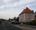 Bild: bjp
Dem alten Pfarrhof soll im "Quartierkonzept" für ein seniorengerechtes Schwarzenbach eine Schlüsselfunktion zukommen. An der benachbarten Bahnhofskreuzung (im Hintergrund) soll eine solarstrombetriebene Laterne für mehr Licht sorgen.