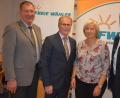 Bild: jr
Max Bindl (Zweiter von links) bewirbt sich um eine dritte Amtszeit als Bürgermeister. Ehefrau Helga, Freie-Wähler-Fraktionssprecher und Zweiter Bürgermeister Reinhard Wurm (links) sowie Landratskandidat Ely Eibisch gratulierten zur einstimmigen Nominierung.