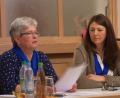 Bild: mng
Alles im grünen Bereich: Teamsprecherin Christine Pfeiffer (links) kann stolz auf "ihren" Katholischen Frauenbund sein, der aktuell 115 Mitglieder zählt. Auch in finanzieller Hinsicht steht der Zweigverein - trotz Spenden von rund 1600 Euro in den vergangenen beiden - gut da, wie Kassenwartin Rosa Deglmann (rechts) berichtet.