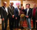 Bild: ads
Der amtierende SPD-Kreisvorsitzende Uwe Bergmann (Dritter von links mit seiner Frau Michaela) will Schnaittenbachs Bürgermeister werden. Nach der erfolgreichen Nominierung gratulieren Bezirksrat Richard Gaßner (links), Landratskandidat Michael Rischke (Zweiter von links), Kreistagsfraktionssprecher Winfried Franz (rechts), der ehemalige Landtagsabgeordnete Reinhold Strobl (Zweiter von rechts) sowie Ortsvorsitzender Daniel Hutzler (Dritter von rechts).