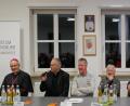 Bild: tr
Machten sich Gedanken zur Passion Bürgermeister Franz Stahl, Pfarrerin Stefanie Schön, Bischof Rudolf Voderholzer, Stadtpfarrer Georg Flierl, Vinzenz Rahn, Manfred Grüssner und Florian Winklmüller (von links).