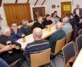 Bild: bkr
Kleine Probleme bewegten bei der Bürgerversammlung die Kulmainer. Ein Grund, im Rathaus wird gut gearbeitet.
Im Hintergrund Bürgermeister Günter Kopp (stehend). Ausführlich berichtete er aus dem Rathaus.
