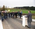 Bild: bey
Bürgermeister Rainer Rewitzer (rechts am Pult) freut sich bei der offiziellen Einweihung der Brücke über die Pfreimd, das die Kostenschätzung mit den tatsächlichen Kosten übereinstimmt.