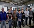 Bild: exb/SCHOTT AG
Ausbilder André Brandner (links), Fachoberlehrer Leonhard Fütterer (3. v. l.) und Ausbildungsleiterin Anja Eckert (rechts) mit den Technik-Schülern der 9. Klasse von der Mittelschule Mitterteich.