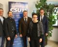 Bild: exb
Herbert Uschold (Mitte) soll für die CSU Oberviechtach als Bürgermeisterkandidat in den Wahlkampf gehen. Erfreut über seine Bereitschaft sind die Vorsitzenden des Ortsverbands (von links) Christian Schneider, Alexander Ried, Barbara Ruhland und Tobias Ehrenfried.