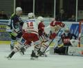 Bild: gb
Gefahr vor dem Kasten von Devils-Goalie Daniel Filimonow, der am Sonntag im Oberpfalzderby gegen den EV Regensburg eine großartige Leistung bot. Die Weidener gewannen die Partie mit 4:3 nach Verlängerung.