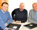 Bild: es
Der neue Geschäftsleiter der VG Tännesberg und Leuchtenberg heißt Lothar Kipp (Mitte). An seinem neuen Arbeitsplatz begrüßten ihn Bürgermeister Max Völkl (rechts) und Bürgermeister Anton Kappl (links).