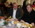 Bild: fpoz
Ihre Meinungen tauschten beim Pfarreifrühstück in Poppenreuth Toni Siegert (links) und Stadtpfarrer Bernd Philipp (rechts) aus.