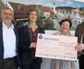 Bild: Hirsch
Bridge-Club-Präsidentin Gisela Lamprecht (Zweite von rechts) und Sportwart Hans Luger (links) überreichten Oberbürgermeister Andreas Feller (rechts) und der städtischen Angestellten Marion Feicht (Zweite von links) einen Scheck über 1000 Euro für das Schwandorfer Hilfswerk.