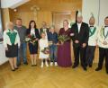 Bild: adj
Faschingsvereins-Präsidentin Verena Hoch (links) und Bürgermeisterin Tanja Schiffmann (Dritte von links) sind sich sicher, dass Kinderprinzessin Emily I. und Kinderprinz Simon II. und das Prinzenpaar Andreas II. und Diana I. eine tolle Faschingssaison haben werden.