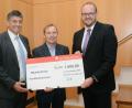 Bild: Gabi Schönberger
Landrat Andreas Meier übergibt beim Wirtschaftsempfang des Landkreises Neustadt 1000 Euro an die Musikschule im Vier-Städte-Dreieck an Bürgermeister Edgar Knobloch (links) und Joachim Steppert (Mitte).