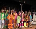 Bild: ubb
Die Wiesauer Chorkinder lieferten stimmgewaltig und bekleidet mit bunten „Flower-Power“-Kostümen einen Beitrag zur Abba-Show in der Mitterteicher Mehrzweckhalle: Mit den professionellen Darstellern sangen sie die dritte Strophe des Songs „I Have a Dream“.