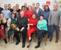 Bild: man
Die Erbendorfer SPD ist bester Stimmung. Sie hat Jochen Neumann (vorne, Mitte) offiziell als Bürgermeisterkandidat gekürt. Elf Männer und neun Frauen auf der Stadtratsliste wollen möglichst viele Mandate erobern. Die Daumen für die Kommunalwahl 2020 drücken auch Landratskandidat Thomas Döhler (hinten, links), „Nachbarbürgermeister“ Uli Roth (hinten, Mitte), Ortsvorsitzende Brigitte Scharf (vorne, Zweite von rechts) sowie Neumitglied Elke Zwolan (vorne, links). Blumen gab es für Kristina Heinzel-Neumann, die im Erfolgsfalle öfter als bisher auf ihren Ehemann verzichten muss. 	Bild: man